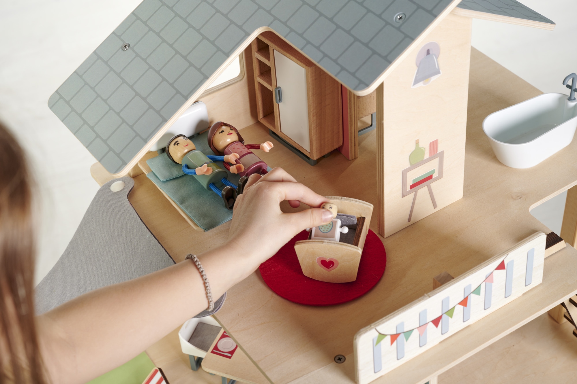 Eichhorn Puppenhaus, (25 tlg.), aus Holz mit Möbeln und Spielfiguren