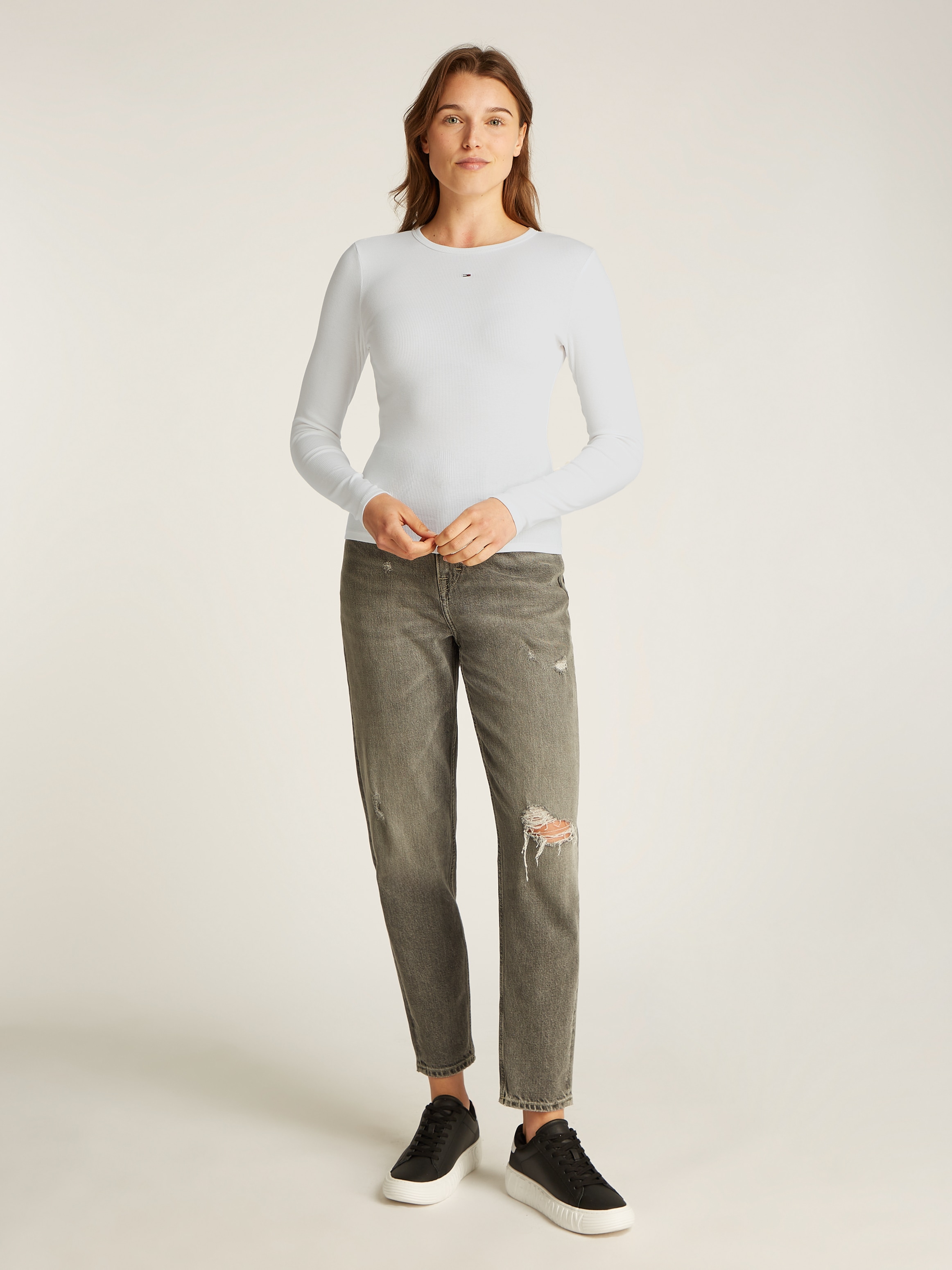 Tommy Jeans Langarmshirt »TJW SLIM ESSENTIAL RIB LS«, mit Logostickerei