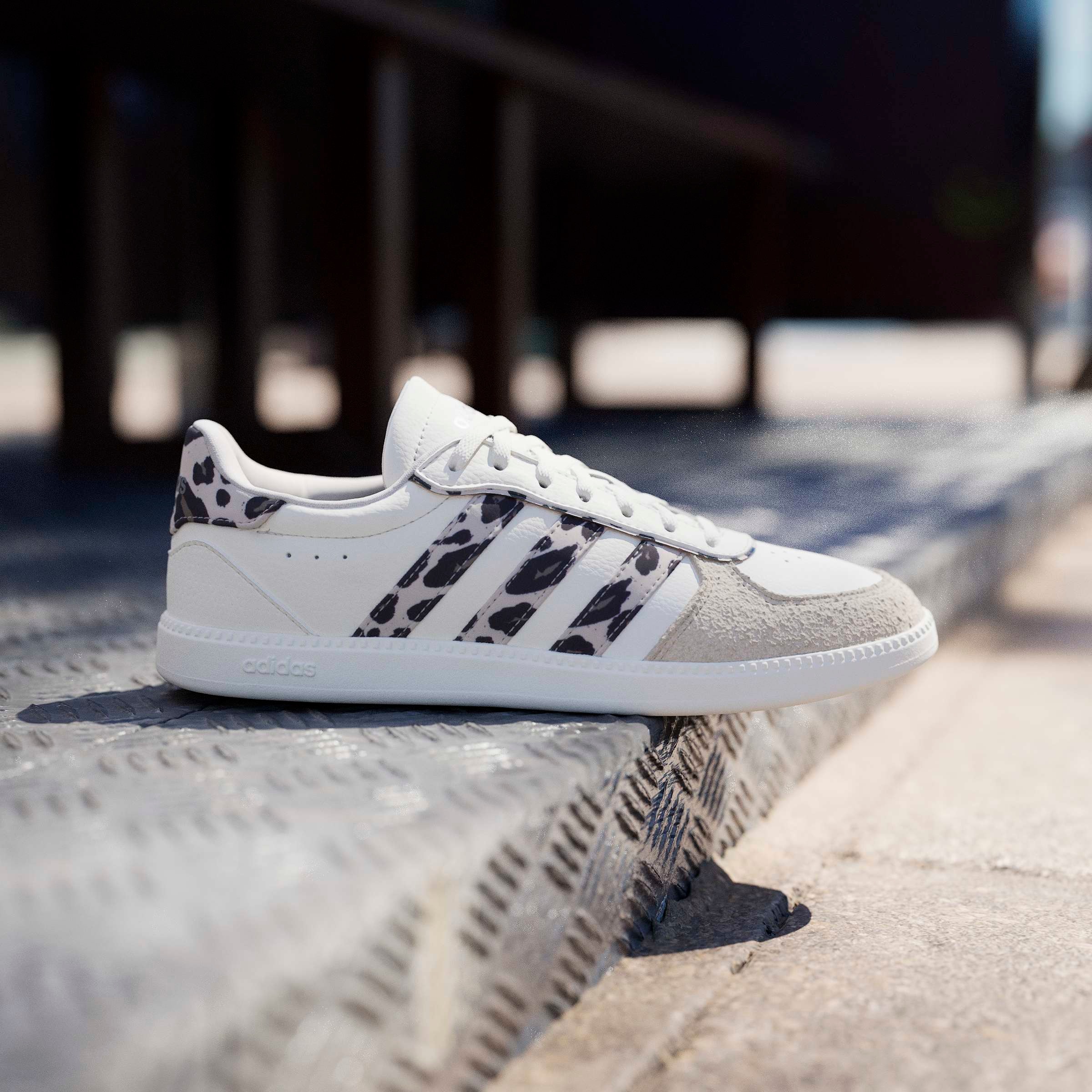 adidas Sportswear Sneaker »BREAKNET SLEEK«  inspiriert vom Design des adidas handball spezial