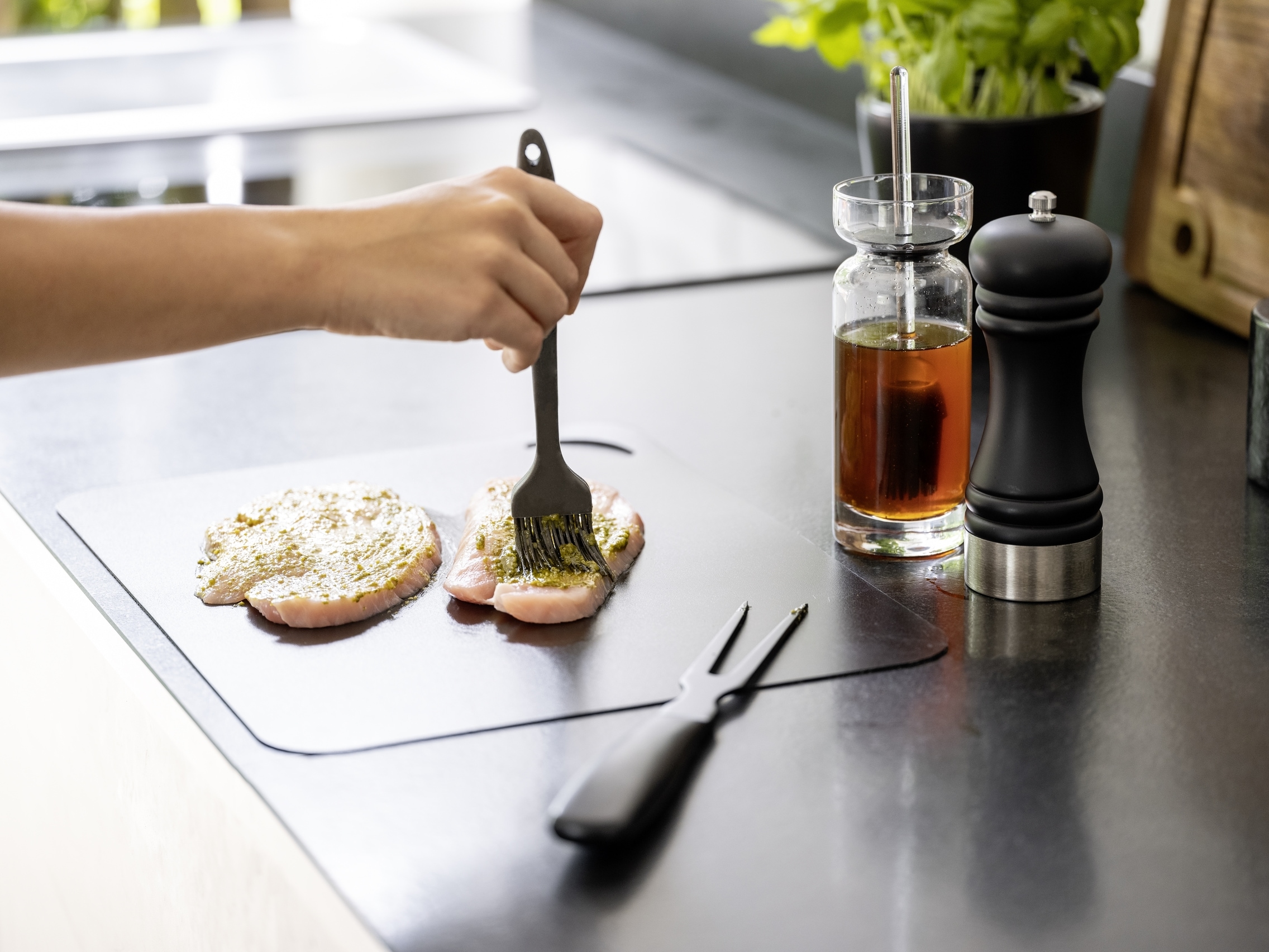 WENKO Marinadenpinsel »Modell Marta« Marinadenglas mit Silikonpinsel, ideal beim Kochen & am Grill