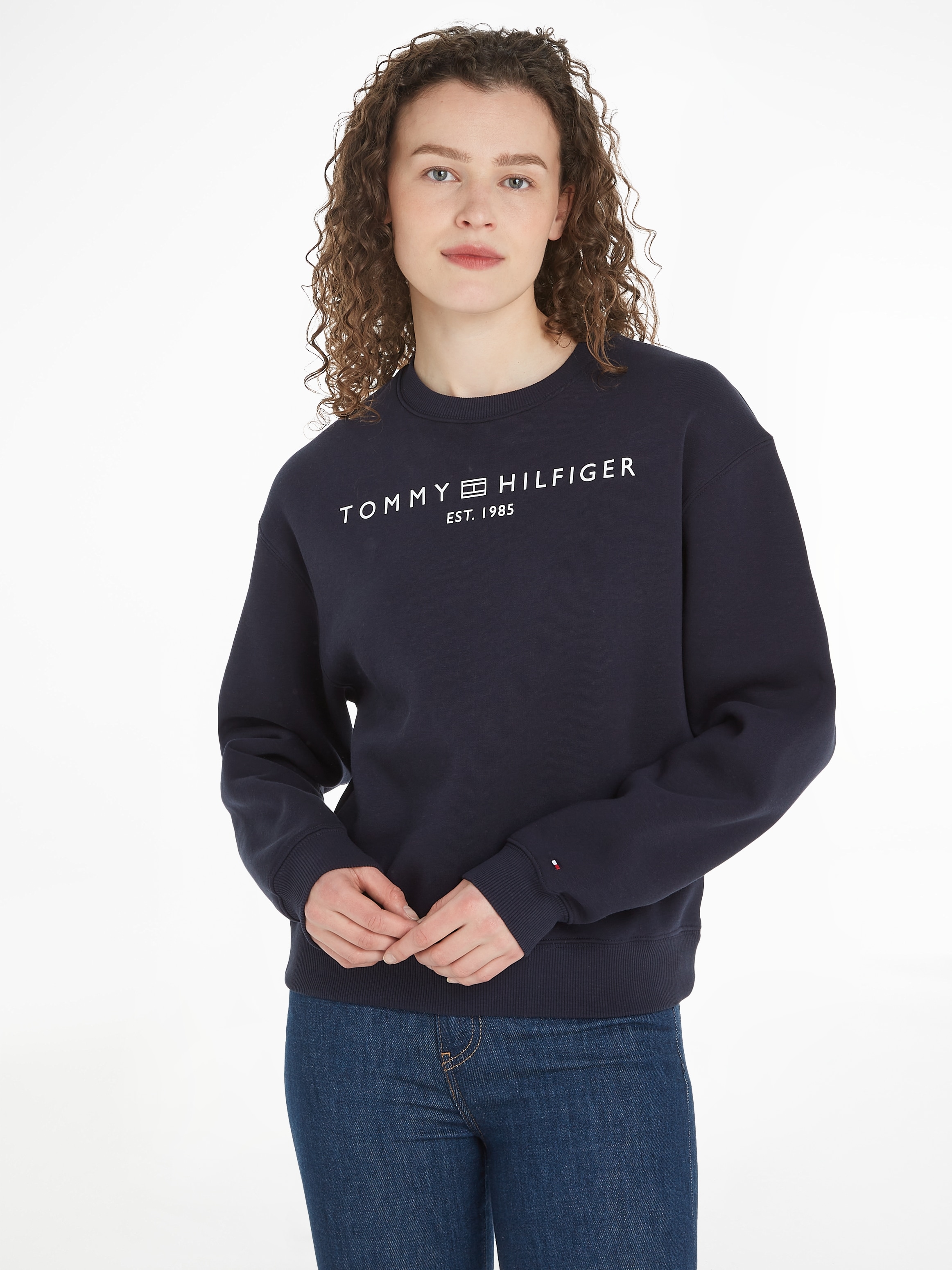 Tommy Hilfiger Sweatshirt »MDRN REG CORP LOGO C-NK SWTSHRT«, im hüftlangen  Schnitt kaufen bei OTTO