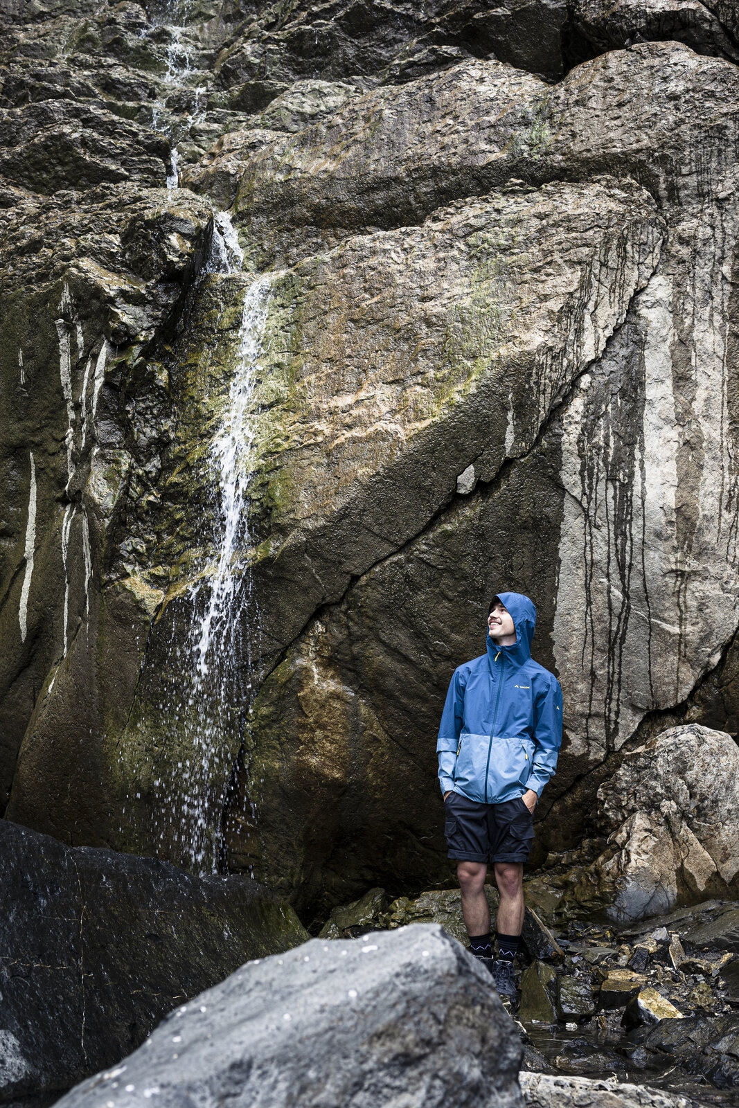 VAUDE Outdoorjacke »MEN'S NEYLAND 2.5L JACKET« mit Kapuze sportlicher Stil, mit Kapuze, wasserdicht