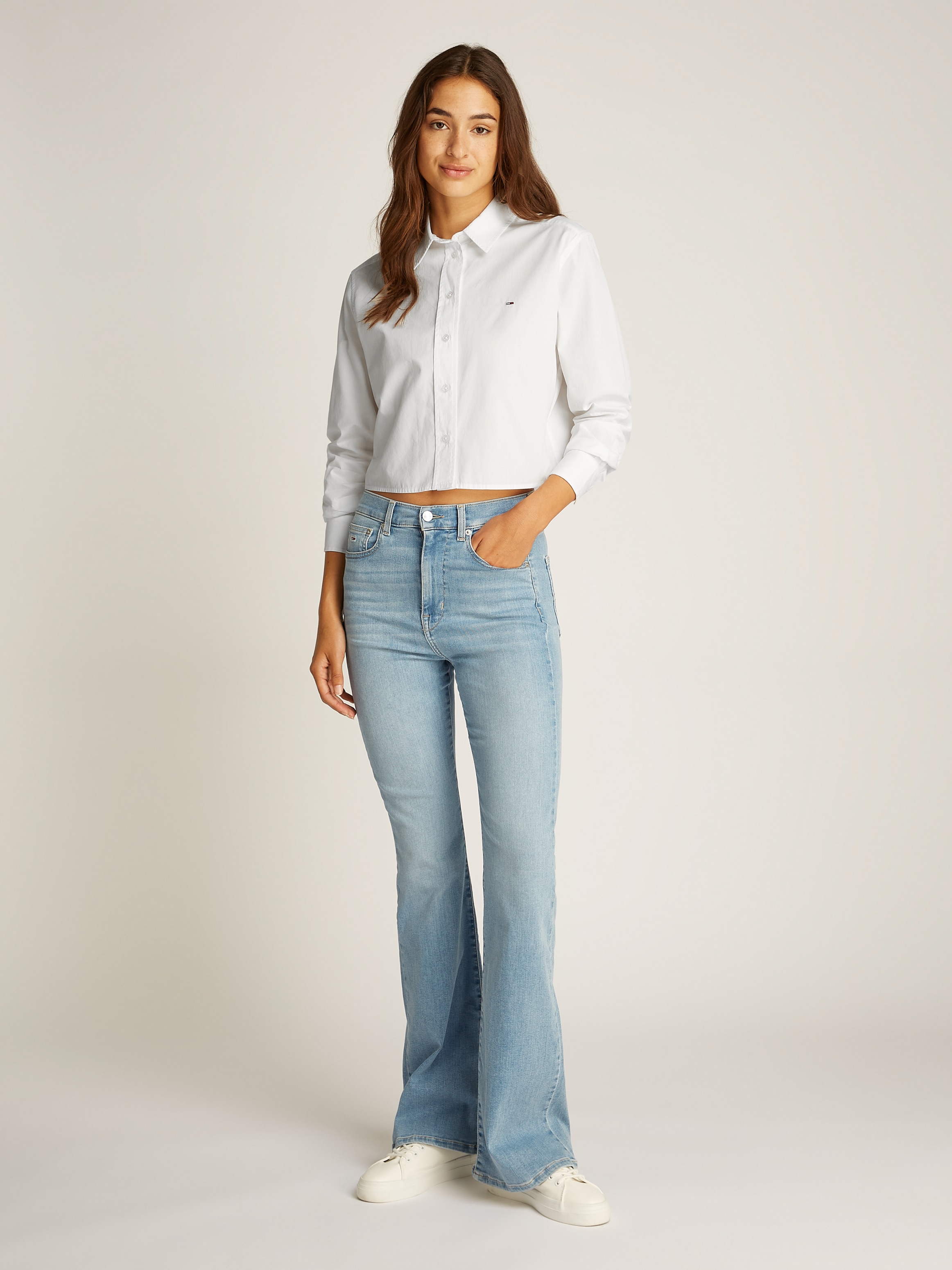 Tommy Jeans Hemdbluse »TJW CRP RLX POPLIN SHIRT«, in verkürzter Länge, mit Logostickerei