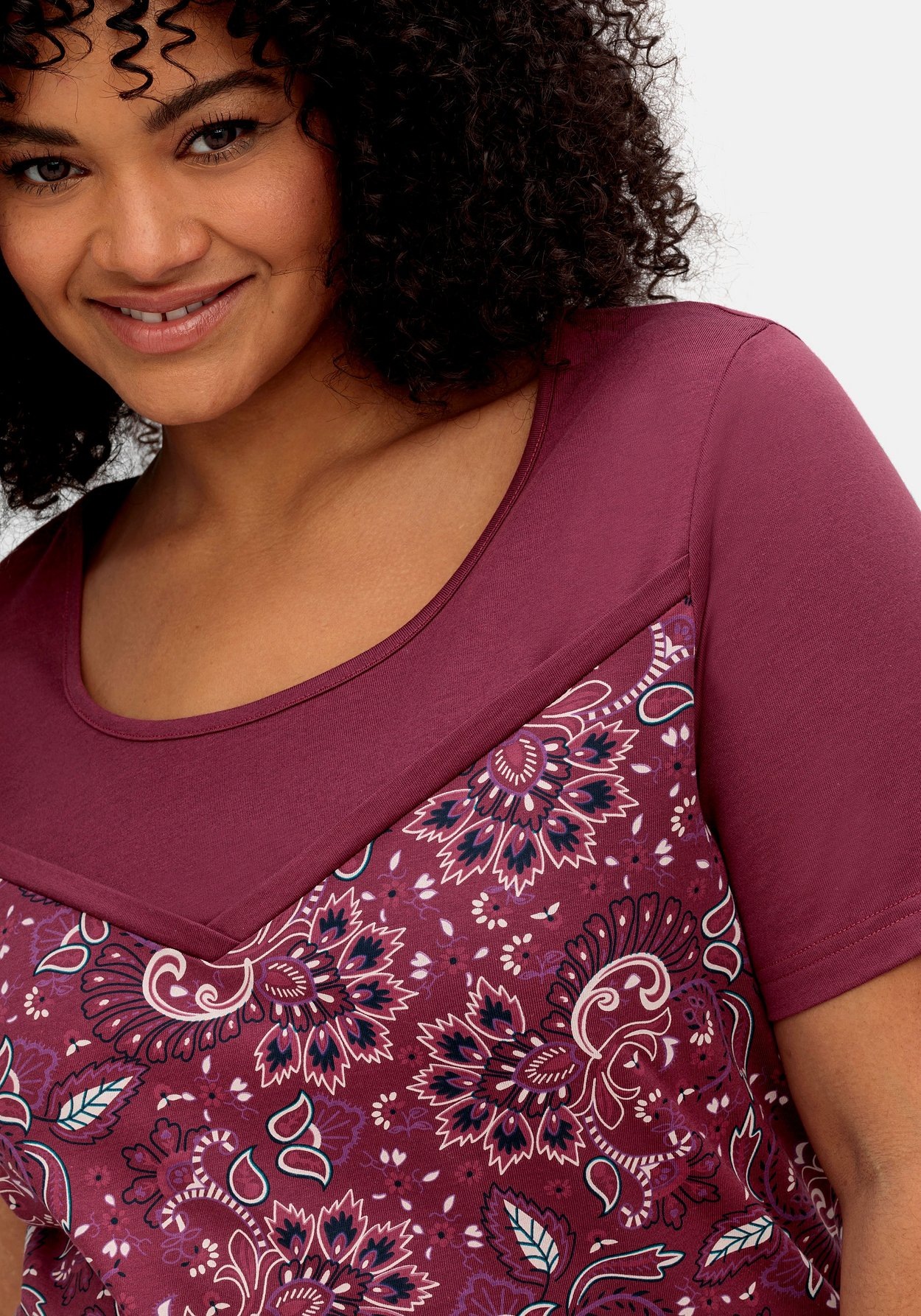Sheego T-Shirt »Kurzarmshirt mit Paisleymuster«, mit Paisleymuster