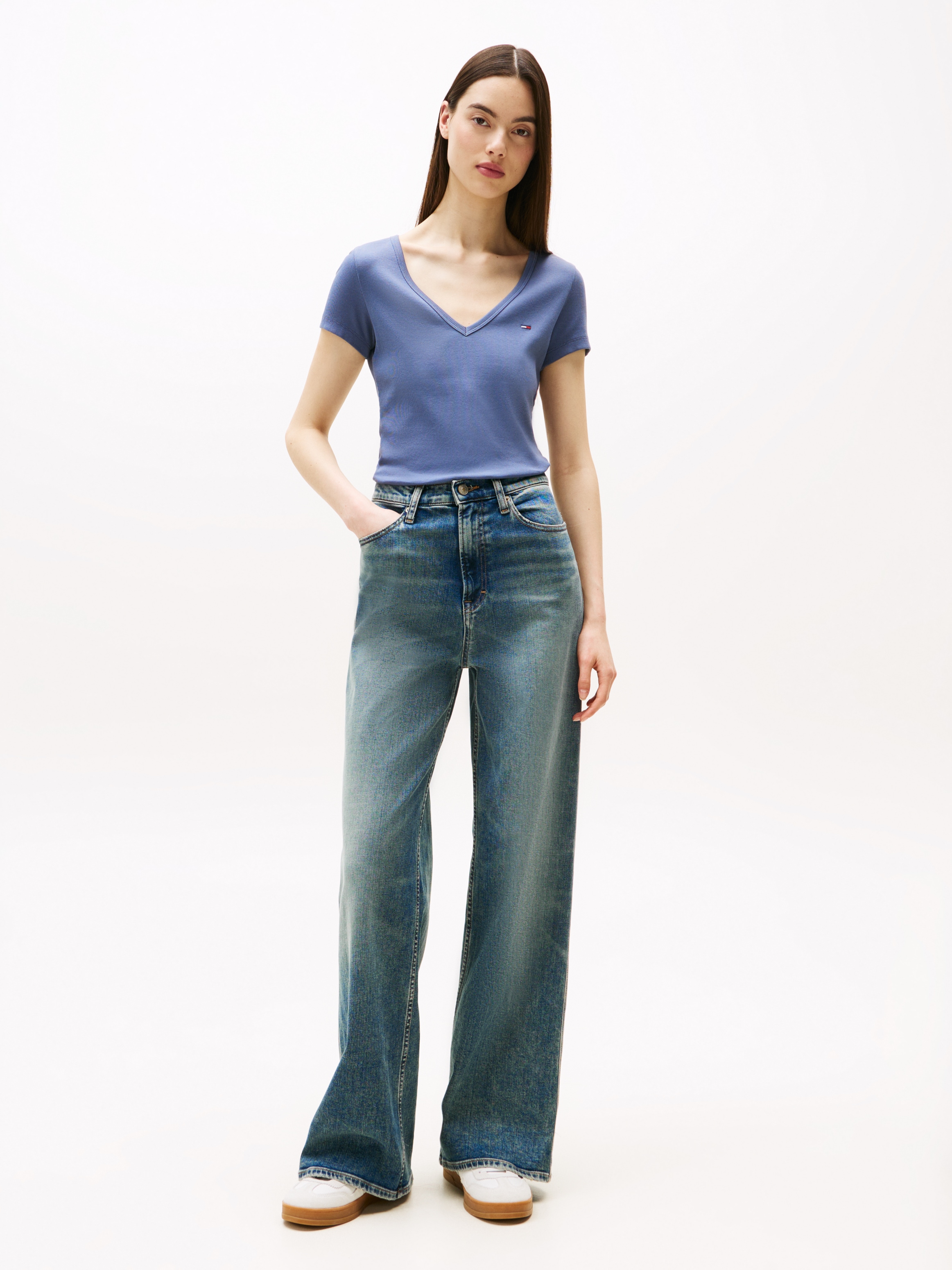Tommy Jeans T-Shirt »TJW SLIM ESSENTIAL RIB V SS«, mit Logostickerei