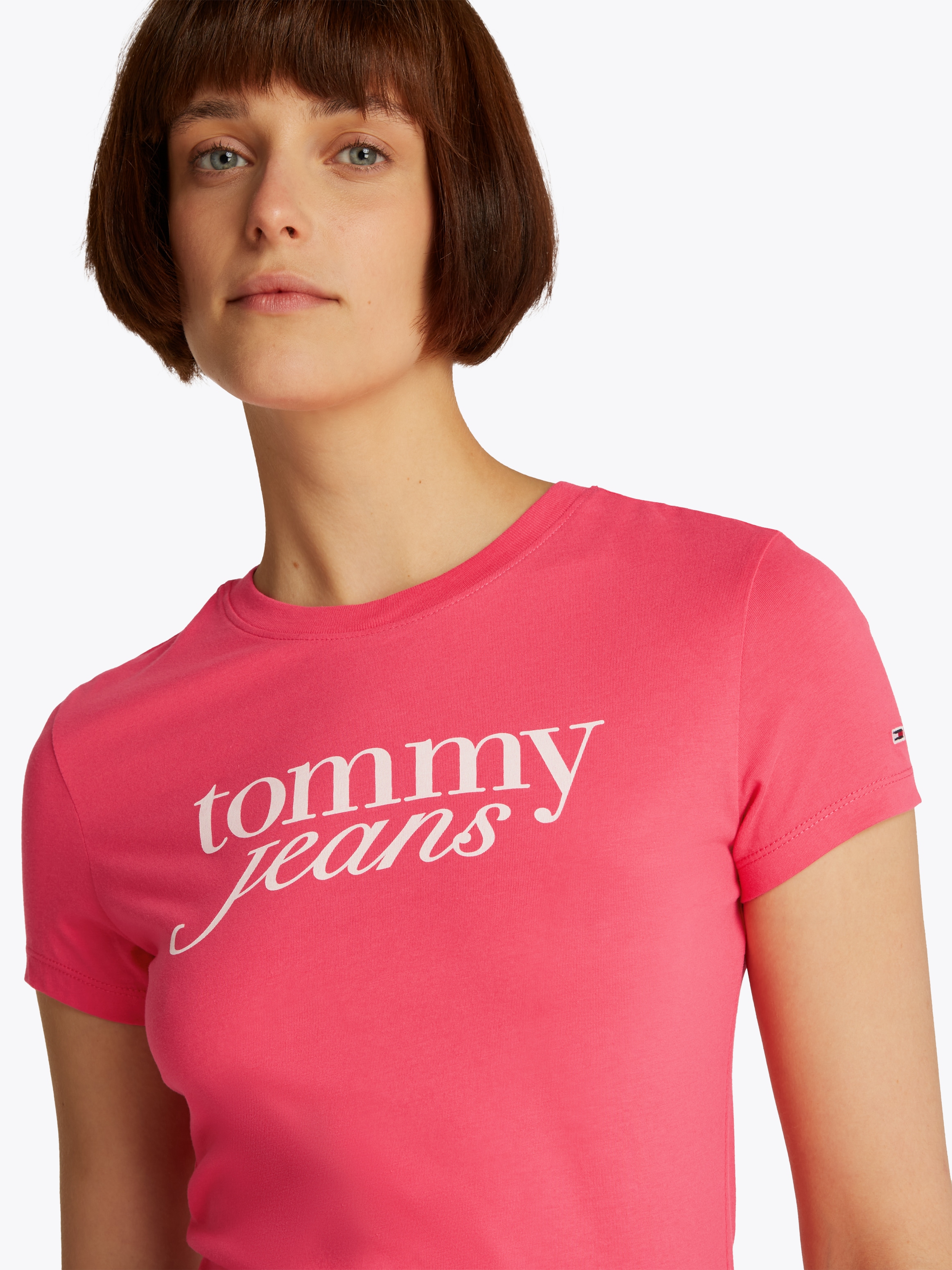 Tommy Jeans Curve Rundhalsshirt »Shirt TJW SLIM ESSENTIAL«, in Großen Größen, Logo-Print auf Brusthöhe, mit Logostickerei