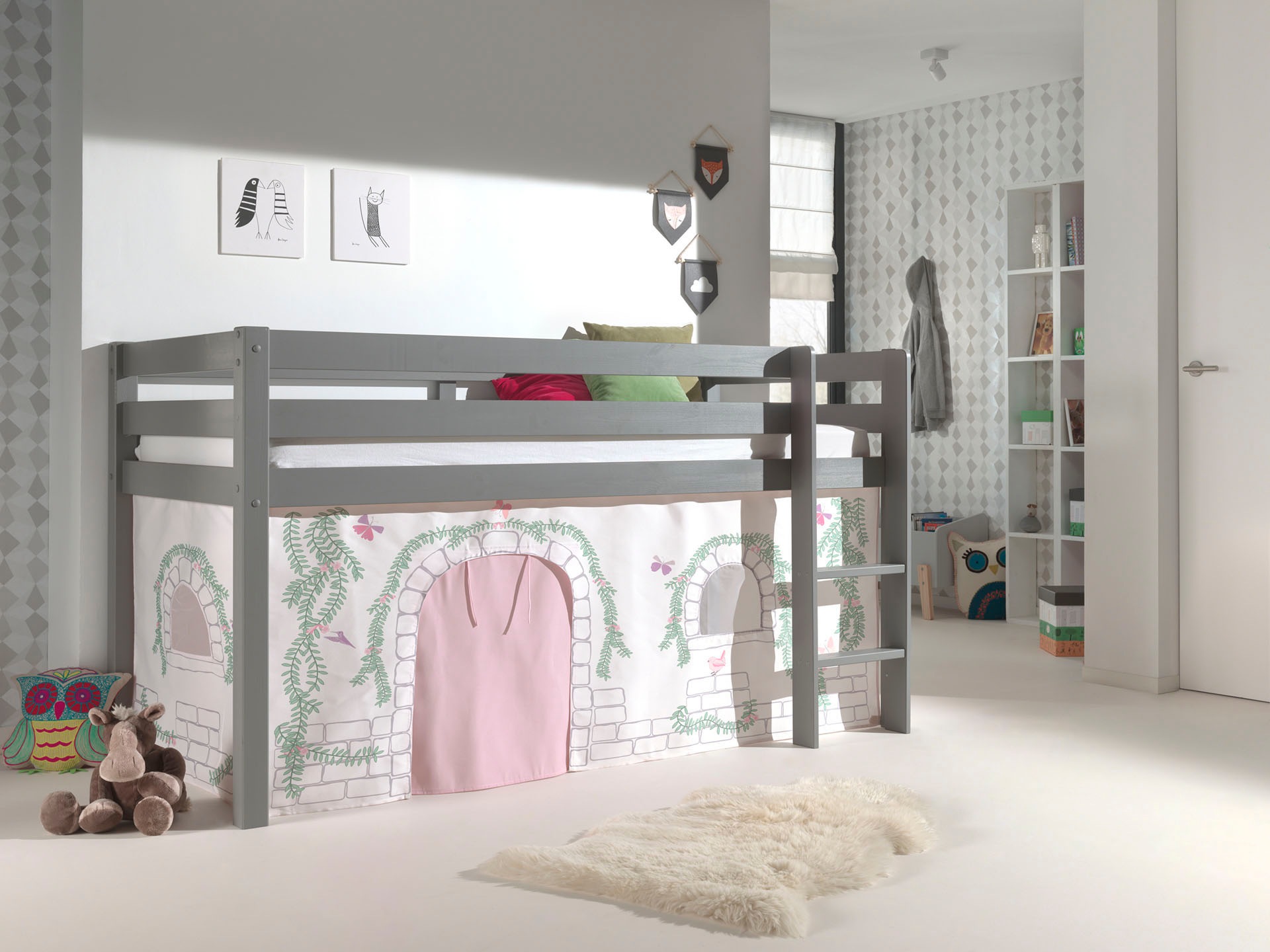 Vipack Hochbett »Pino, Spielbett massiv Kiefer, stabil gebaut, 3 Korpusfarben zur Wahl«, (inkl. Rolllattenrost, Leiter und Absturzschutz, mit oder ohne Rutsche), Textil-Set "Astronaut", inkl. Vorhang, mit oder ohne Tunnel
