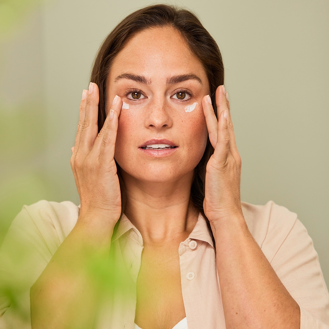 WELEDA Augencreme »STRAFFENDE AUGENPFLEGE GRANATAPFEL & MACA-PEPTIDE« mindert Falten, Augenringe & Schwellungen, strafft die Haut