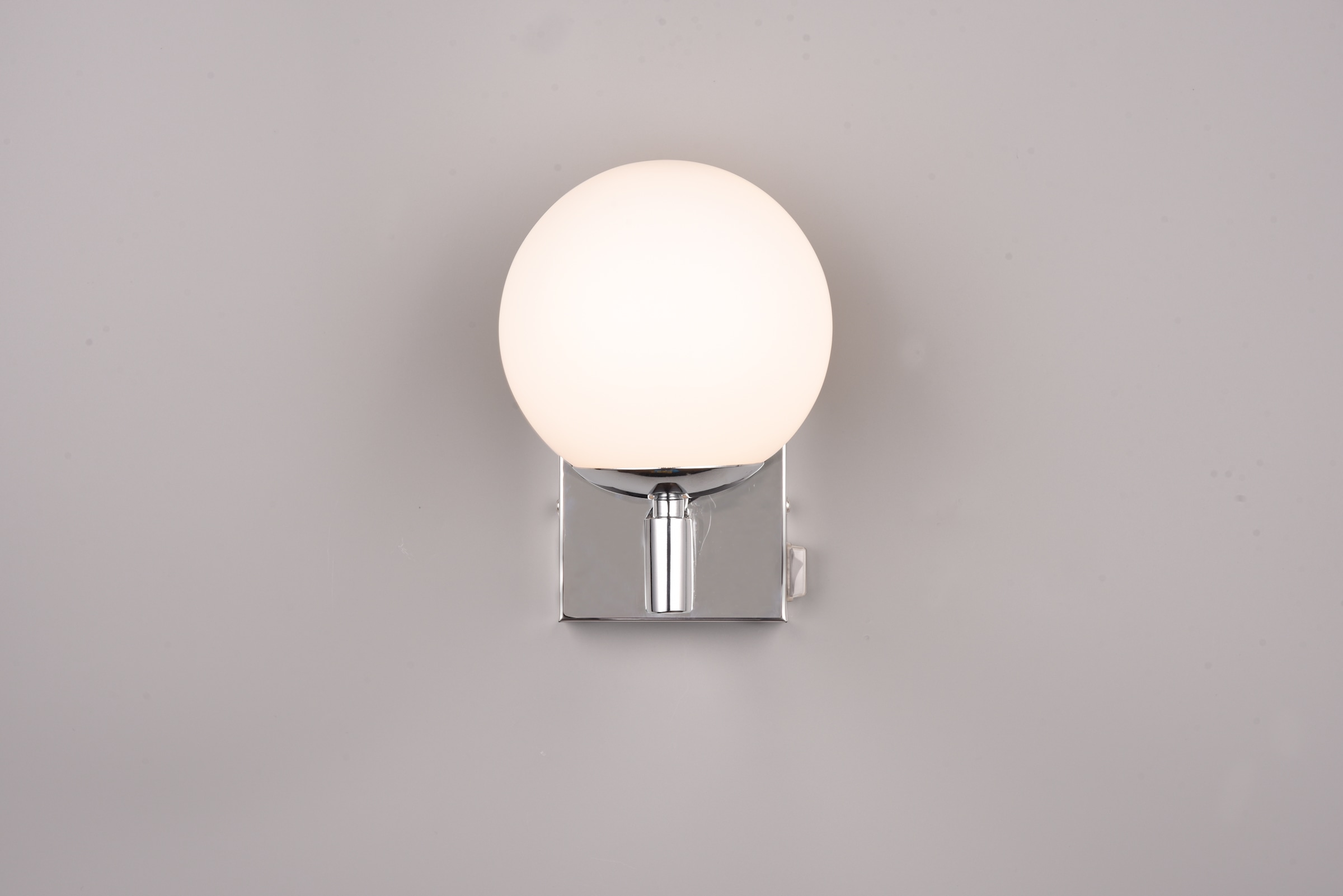 TRIO Leuchten Wandleuchte »KULA, Badezimmer Wandlampe, exkl. 1x E14 max 10W, mit Schalter, IP44« E14 1 Stk. warmweiß - kaltweiß Badlampe, Badleuchte mit Glasschirm Ø 14cm, chromfarbig, Kippschalter
