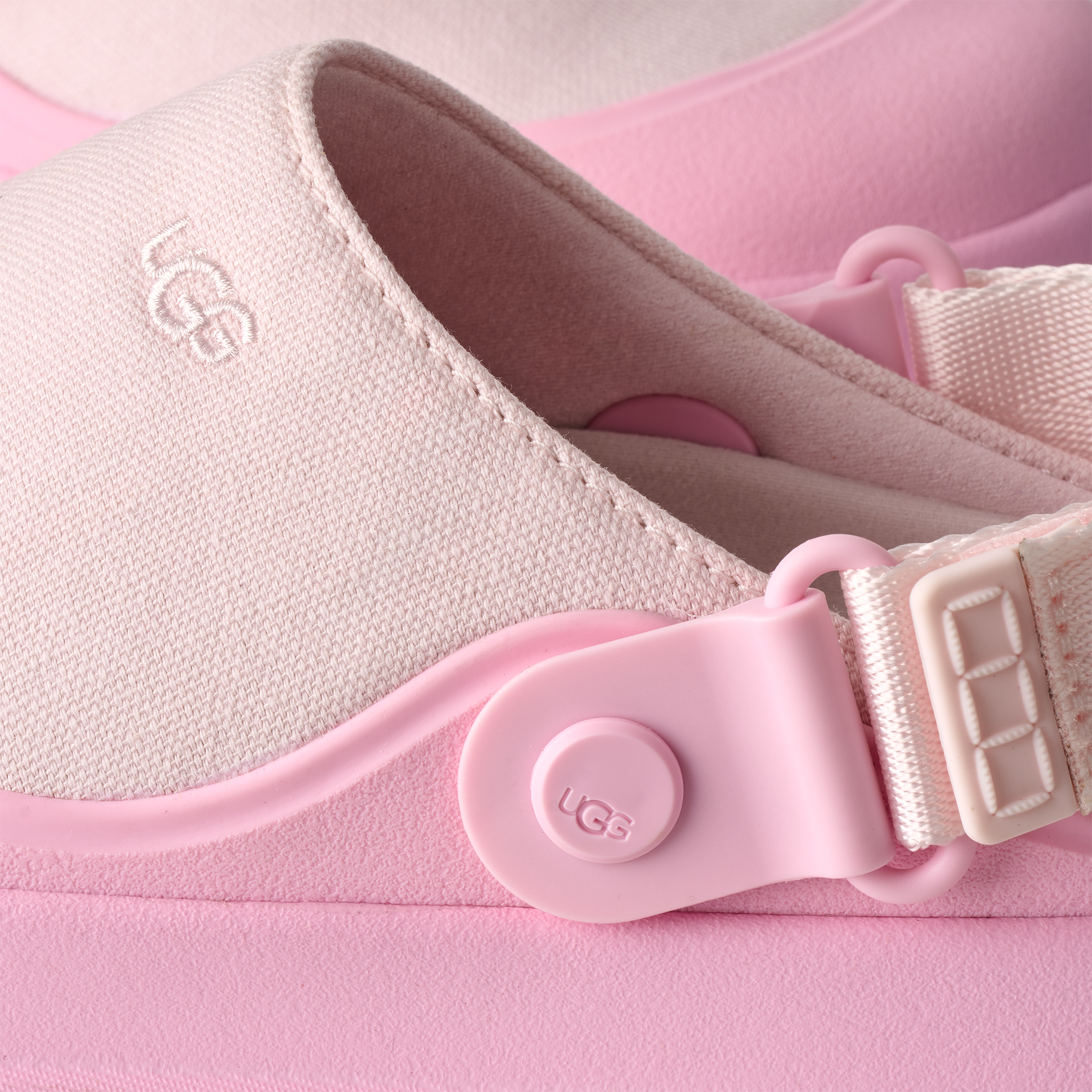 UGG Clog »GOLDDENGLOW CANVAS CLOG«  Sabot, Schlupfschuh mit schwenkbarem Fersenriemen