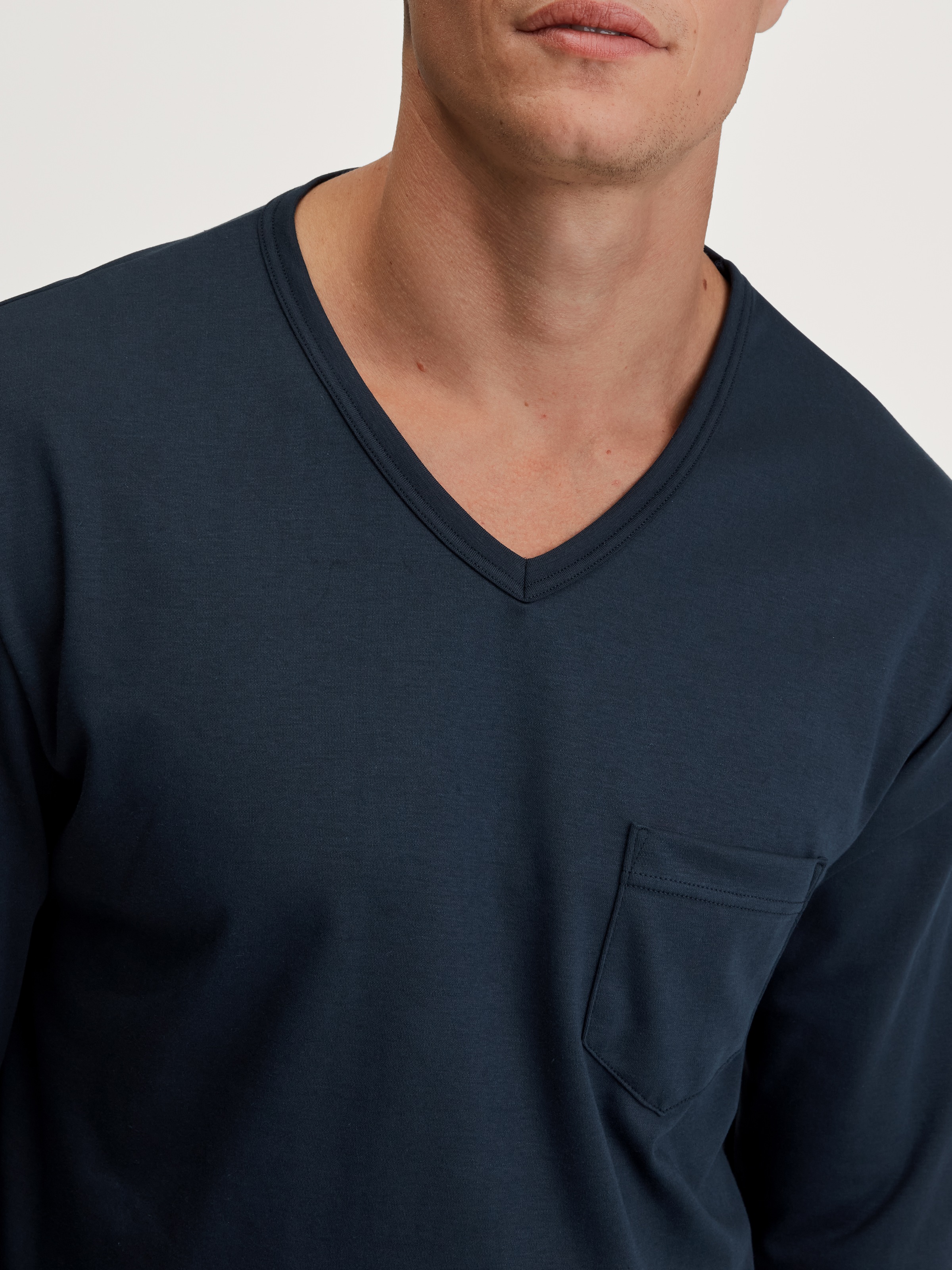 CALIDA Schlafanzug »Relax Streamline«, (2 tlg.), mit V-Neck und Bündchen