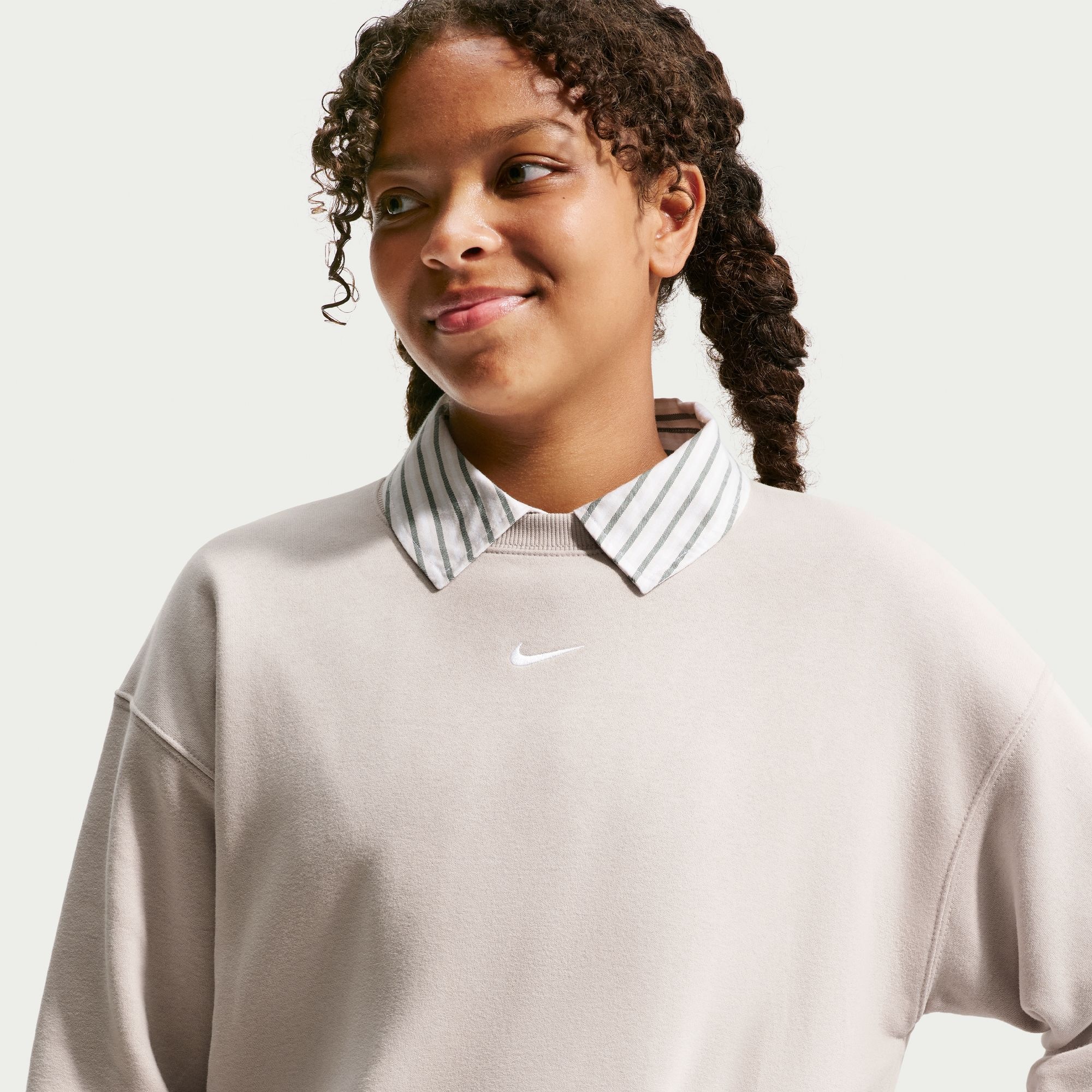 Nike Sportswear Sweatshirt »G NSW STUDIO FLC BXY OS LBR«, Langarm-Design, mit Rundhalsausschnitt, aus Baumwolle und Polyester
