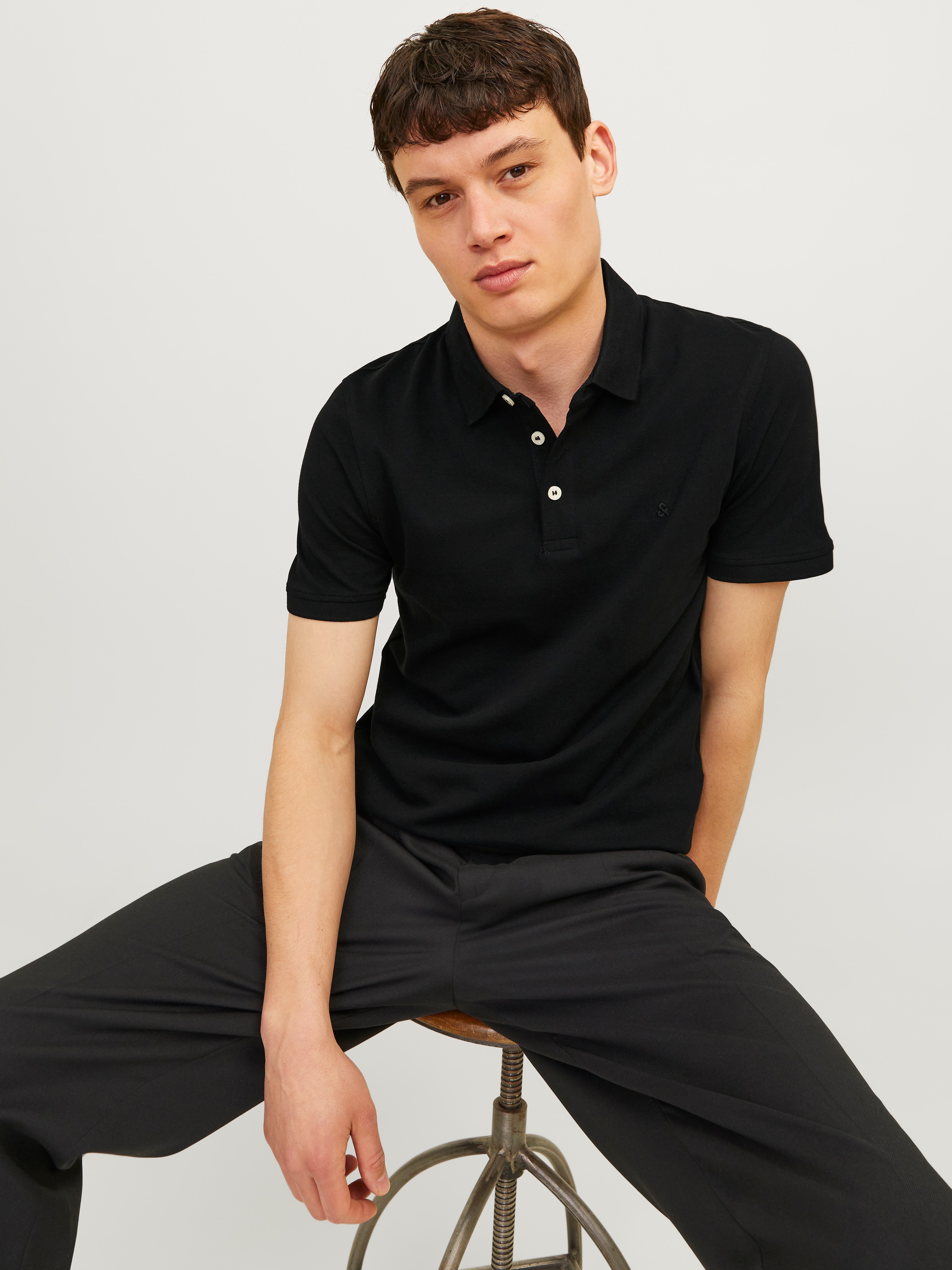 Jack & Jones Poloshirt »JJEPAULOS  Poloshirt mit klassischem Kragen und figurbetonter Form« Logostickerei, modisch, schmal, Baumwolle, Polokragen