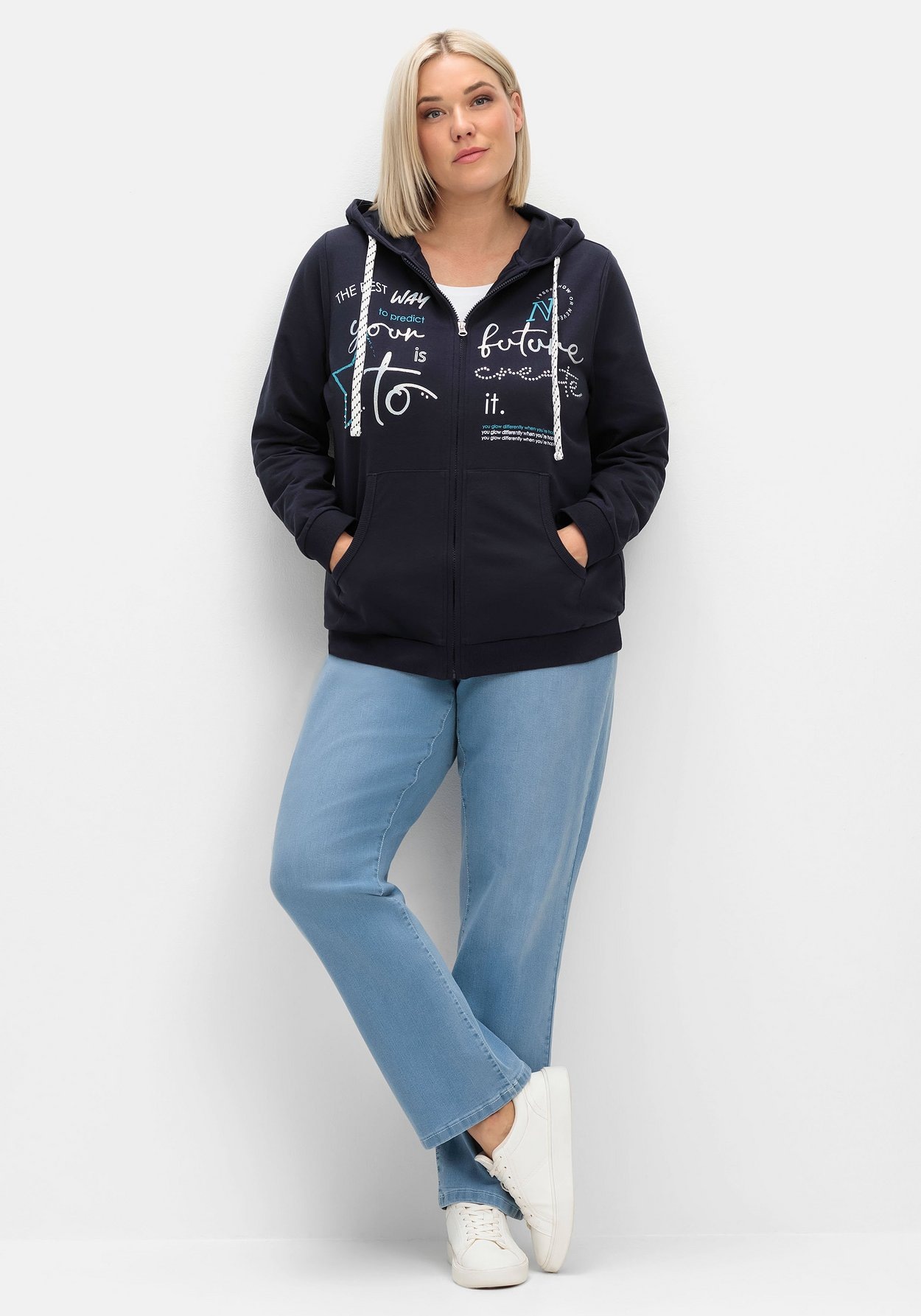 Sheego Kapuzensweatjacke »Sweatjacke mit Print und Kängurutasche«, mit Print und Kängurutasche