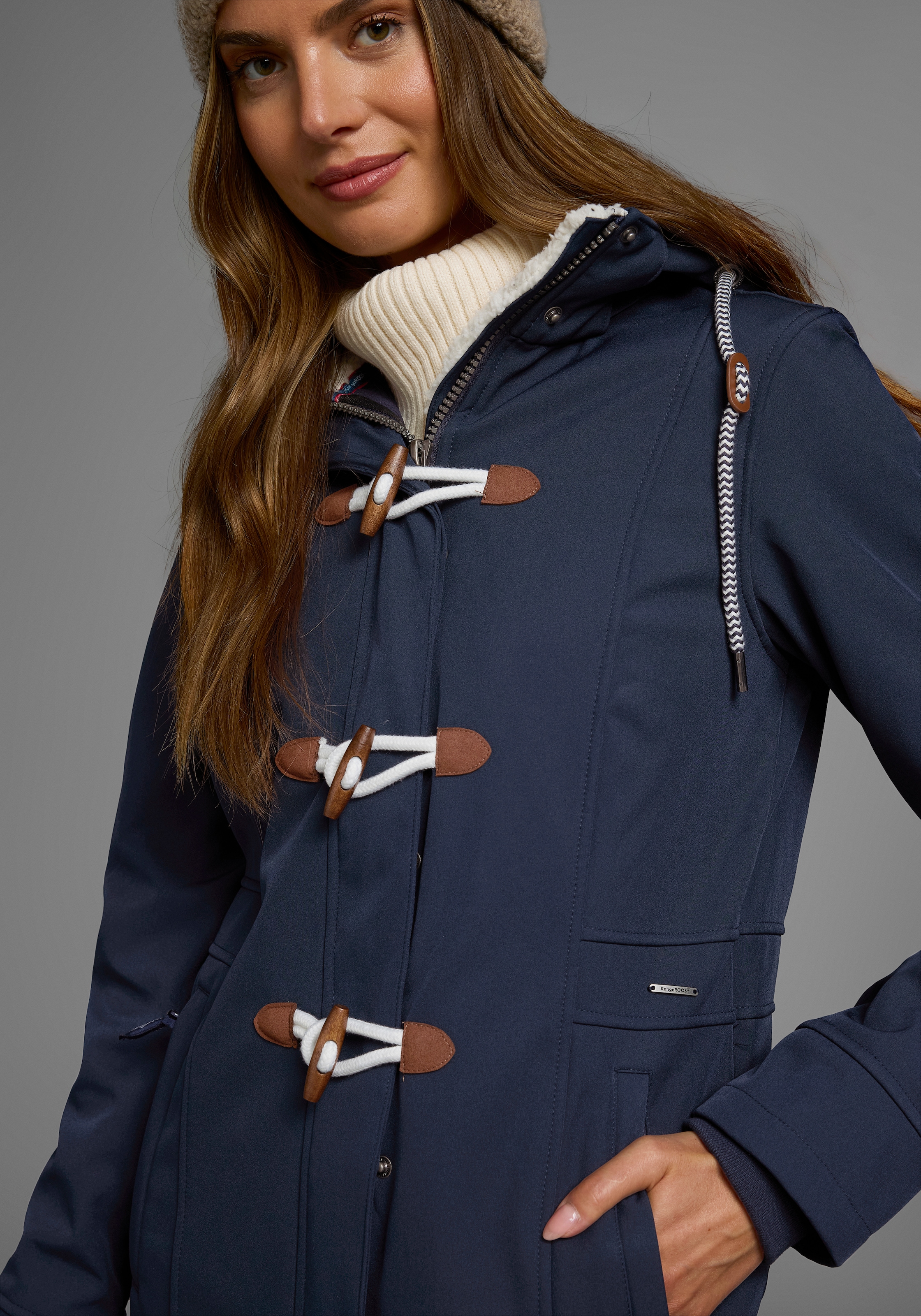 KangaROOS Softshelljacke, mit Kapuze, figurbetonte Passform, normaler Schnitt, mit abnehmbarer Kapuze