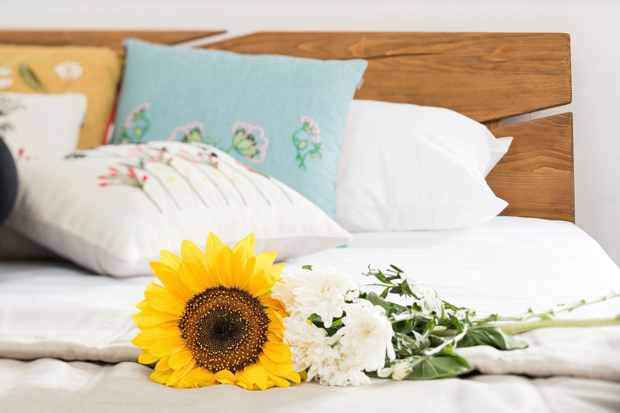 SalesFever Massivholzbett »Eik Naturbelassenes Bett« Urige Eleganz trifft moderne Formen - Unikat-Balkenbett