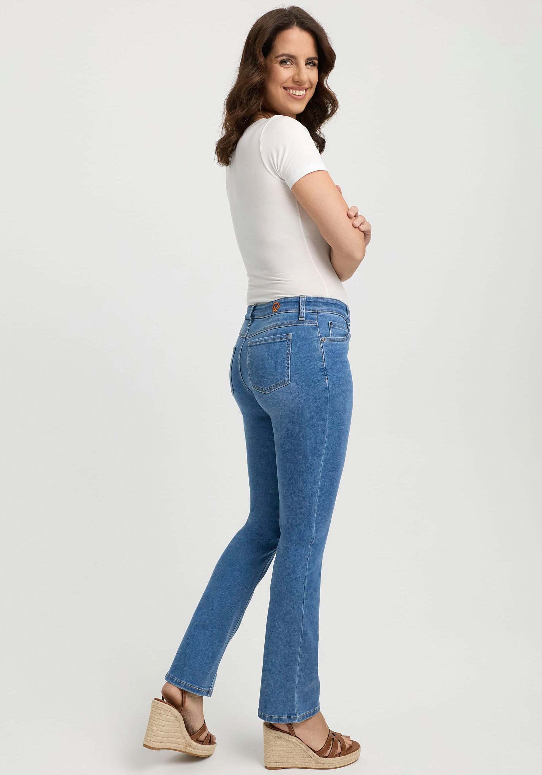 wonderjeans Bootcut-Jeans, Figurbetonte Form mit leicht ausgestelltem Bein