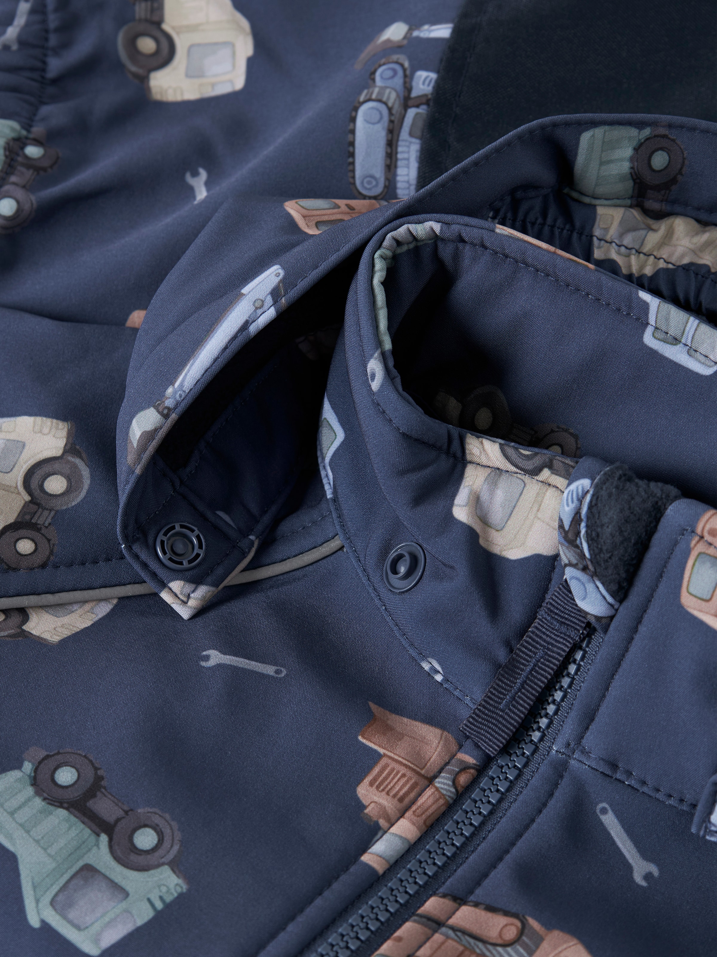 Name It Overall »NMMALFA08 SOFTSHELL SUIT AOP 1FO NOOS« mit dekorativen und reflektierenden Details