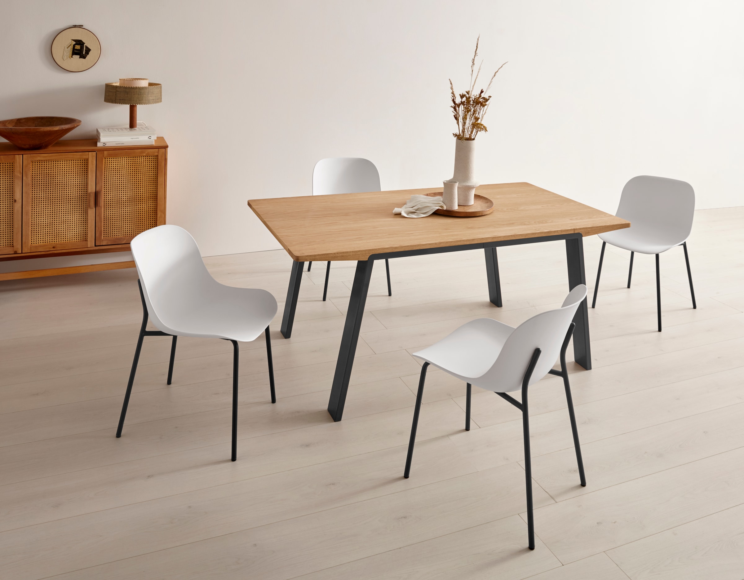 OTTO products Esstisch »Flemming«, Massivholz Eiche, 175 cm oder 225 cm, elegant gewölbte Tischplatte