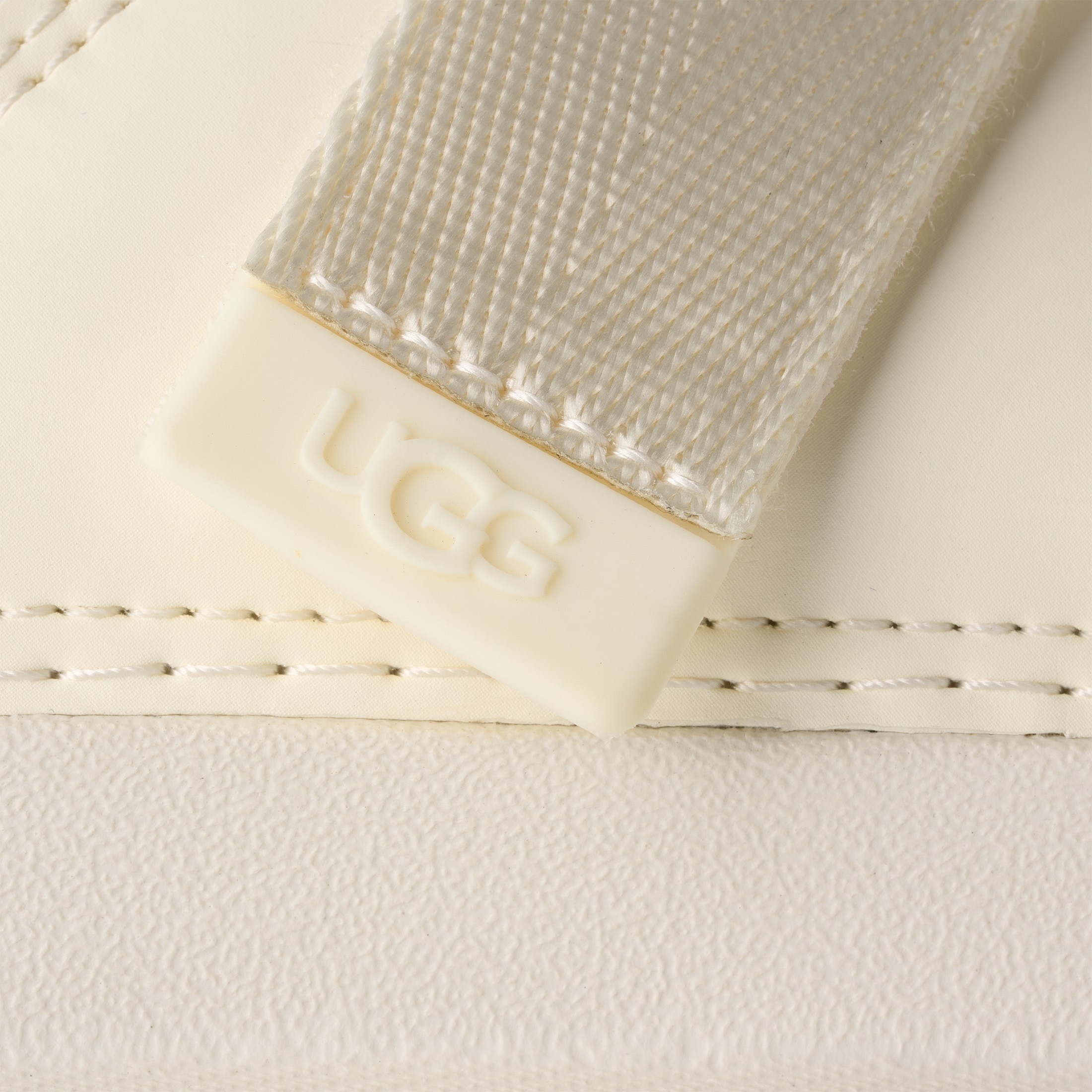 UGG Pantolette »GOLDENGLOW SLIDE«, Plateauschuh, Sandale, Flats mit Fußbett