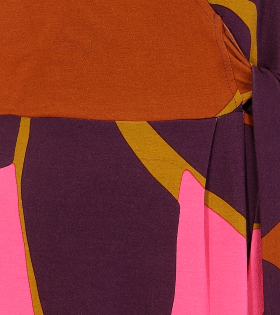 Aniston SELECTED Jerseykleid, mit verführerischem Ausschnitt und trendy Druck