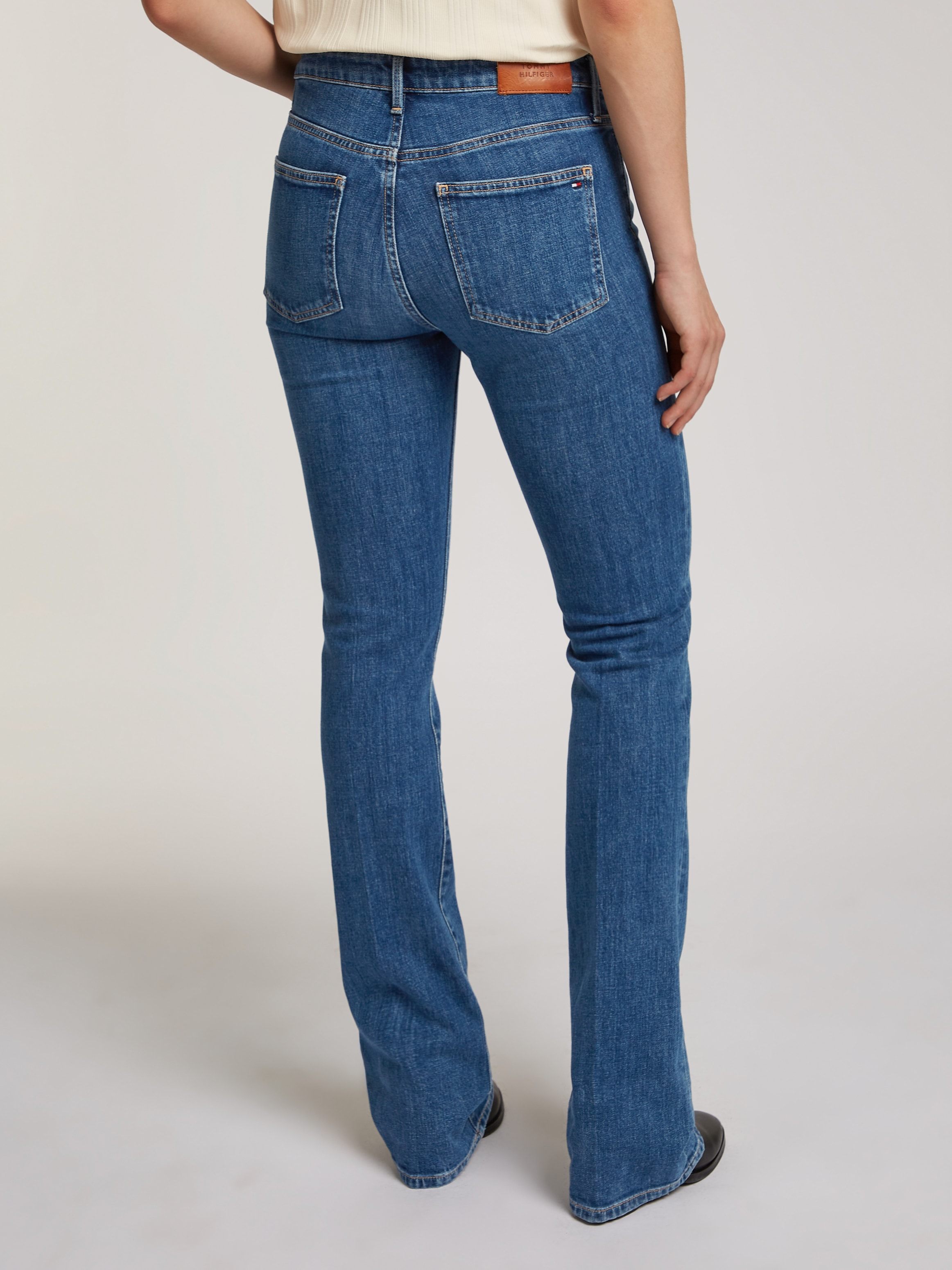 Tommy Hilfiger Bootcut-Jeans »Bootcut Regular Waist«, mittlere normale Leibhöhe, mit Bügelfalten, mit Nieten