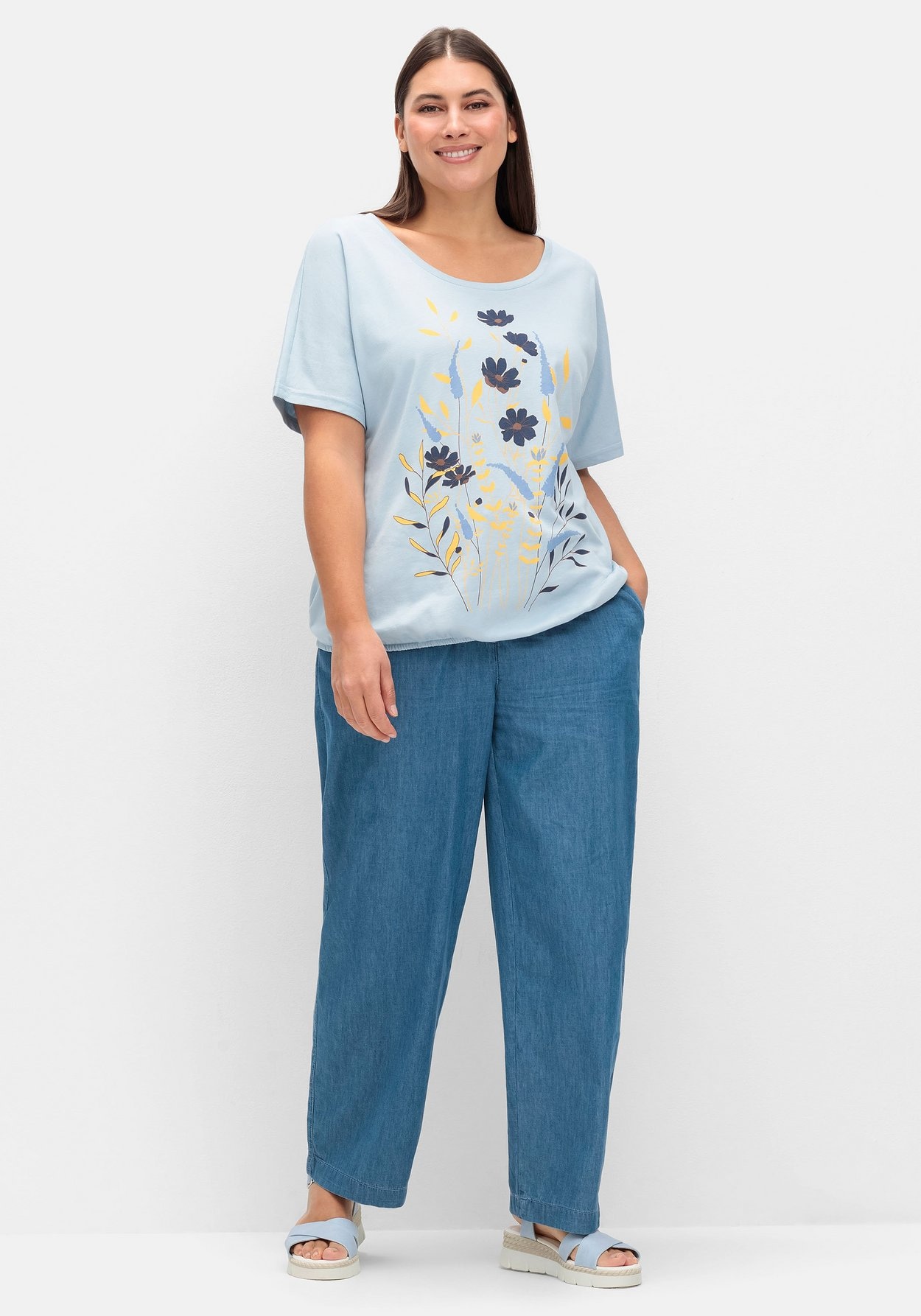 Sheego Rundhalsshirt »Shirt mit Blumen-Frontprint«