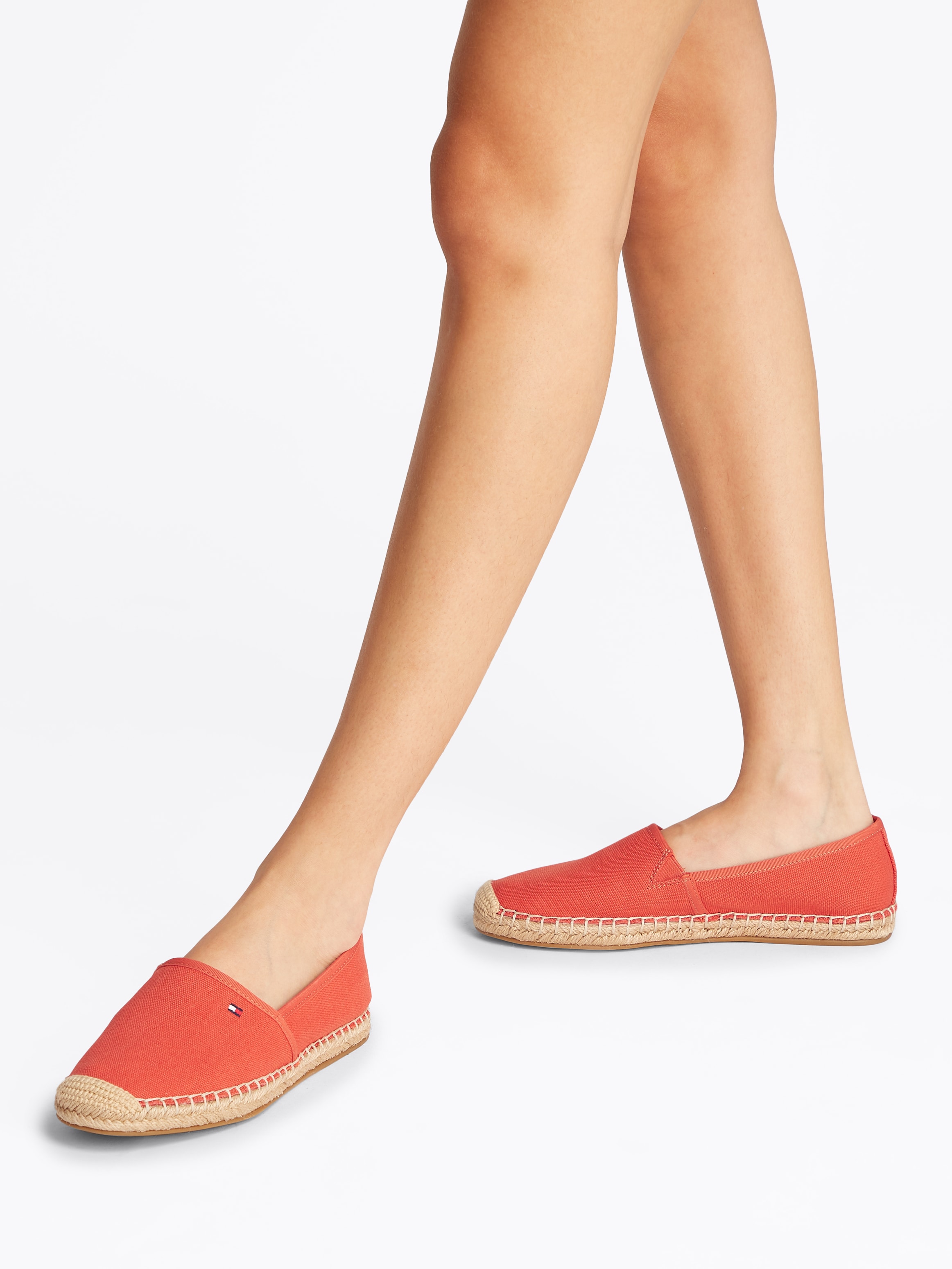 Tommy Hilfiger Espadrille »FLAG CANVAS ESPADRILLE«, Slipper, Flats, Bequemschuh mit Bastbezug und Ziernähten